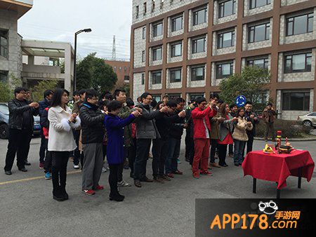 黑桃全员祭拜古龙 《古龙群侠传》公测发千万红包