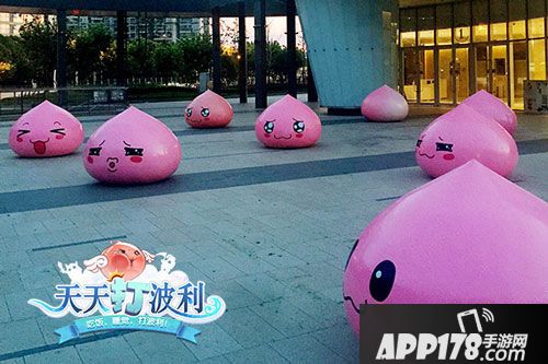 百万波利占领近铁城市广场