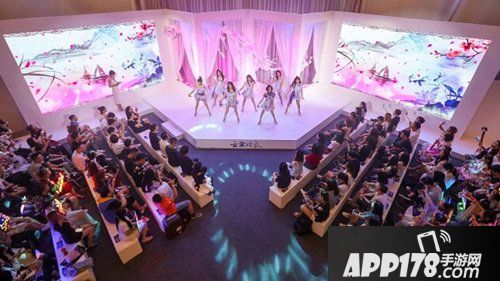 云裳羽衣发布会圆满落幕 体验店落地北京三里屯