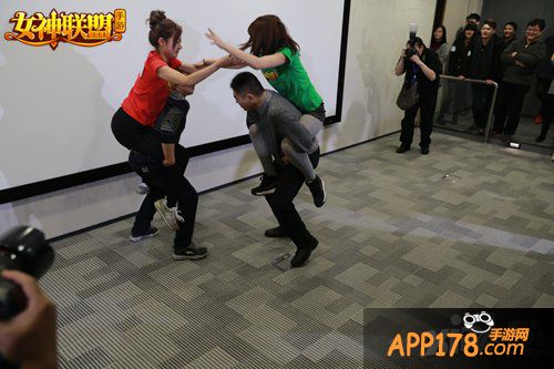 《女神联盟》玩家见面会大尺度照片曝光