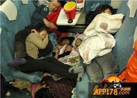 高手在民间 《众妖之怒》玩家火车上偷拍睡姿