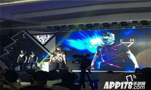 雷霆战机新驾驶员天狼机甲