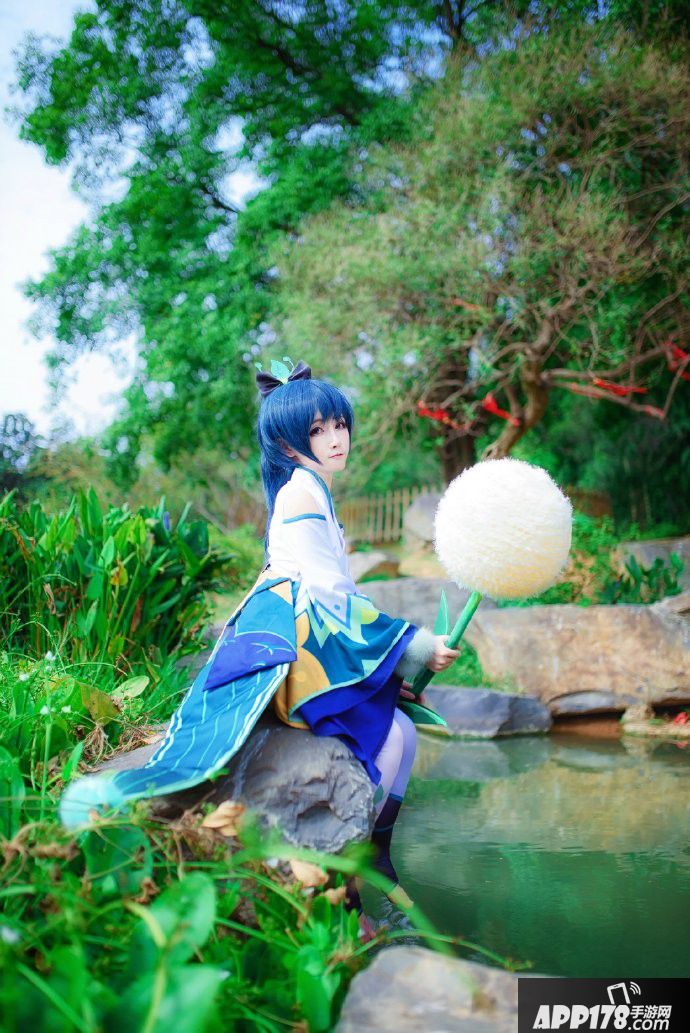 阴阳师手游同人cos鉴赏 伴随蓝天碧叶的萤草