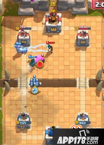 皇室战争最强突击卡牌：幻影刺客VS攻城槌