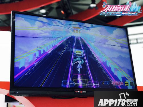 初音速亮相CJ电子歌姬化身轮滑达人 