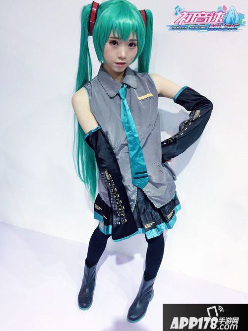 初音速亮相CJ电子歌姬化身轮滑达人 