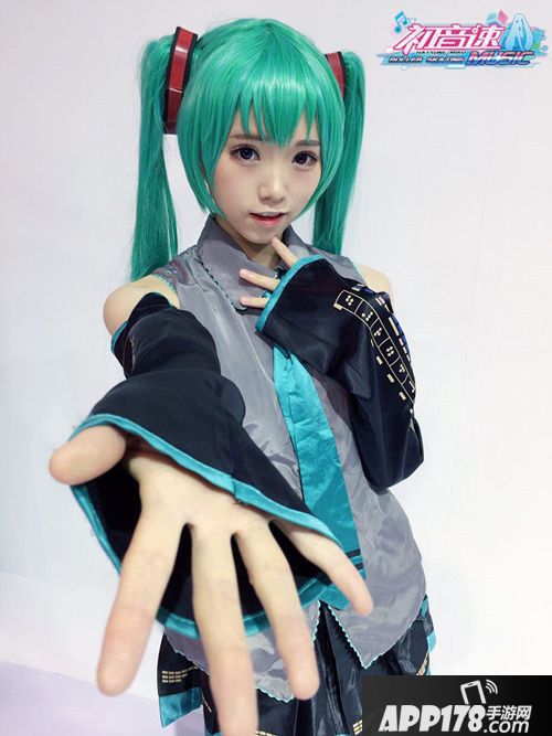 初音速亮相CJ电子歌姬化身轮滑达人 