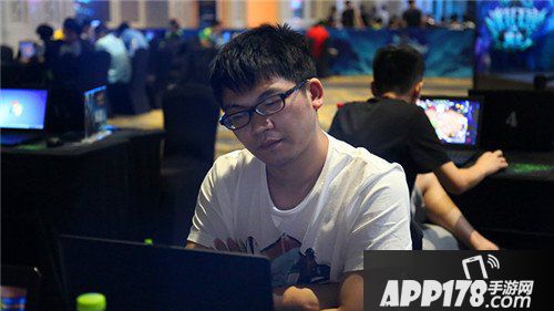 炉石传说黄金公开赛桂林站第二日战报 Hoej强势晋级会长遗憾落败