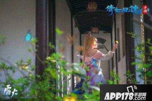 倩女幽魂手游唯美时装玉蝴蝶上线 气质coser完美演绎