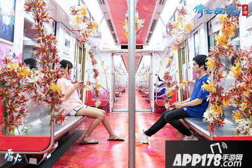 倩女幽魂手游神秘地铁打破次元壁 彼岸花海伴你共度浪漫七夕