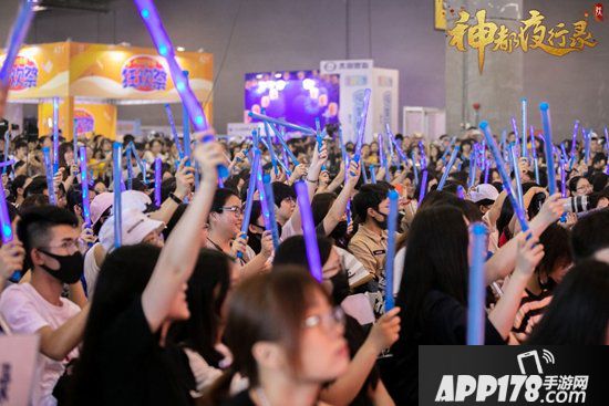 神都夜行录小师妹吴宣仪主持成团见面会