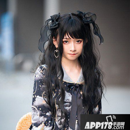 非人学园黑白双子联手伍六七现场好礼派送 性感孟婆现场泡澡