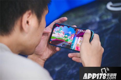 完美降临飞无止境 《完美世界》手游携新家园亮相CJ