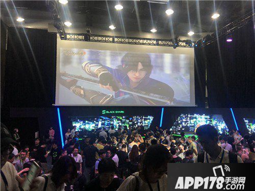 雪鹰领主手游助阵黑鲨新品