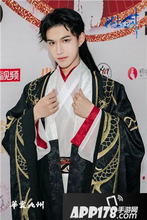 花与剑四大角色亮相杭州古风时尚大秀