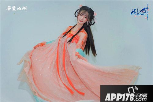 花与剑四大角色亮相杭州古风时尚大秀