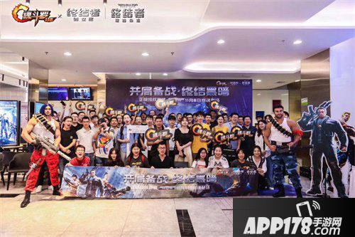 魂斗罗归来携手终结者碰撞