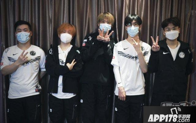 LOL：iG赢RNG成电竞春晚赢家，The shy薇恩上热搜反劝大家别玩