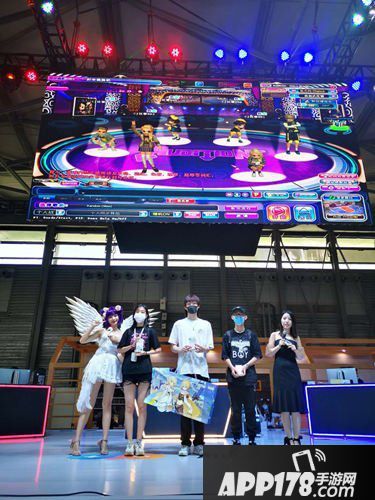 《劲舞团》学穿搭 立秋潮流小达人闪亮登场