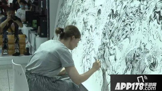 《热血传奇怀旧版》大手笔！请到乌克兰宝藏画师，CJ现场绘制传奇壁画