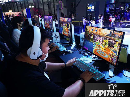 《劲舞团》学穿搭 立秋潮流小达人闪亮登场